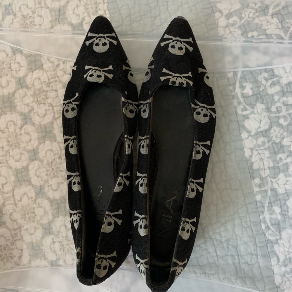 MIA skull flats size 7